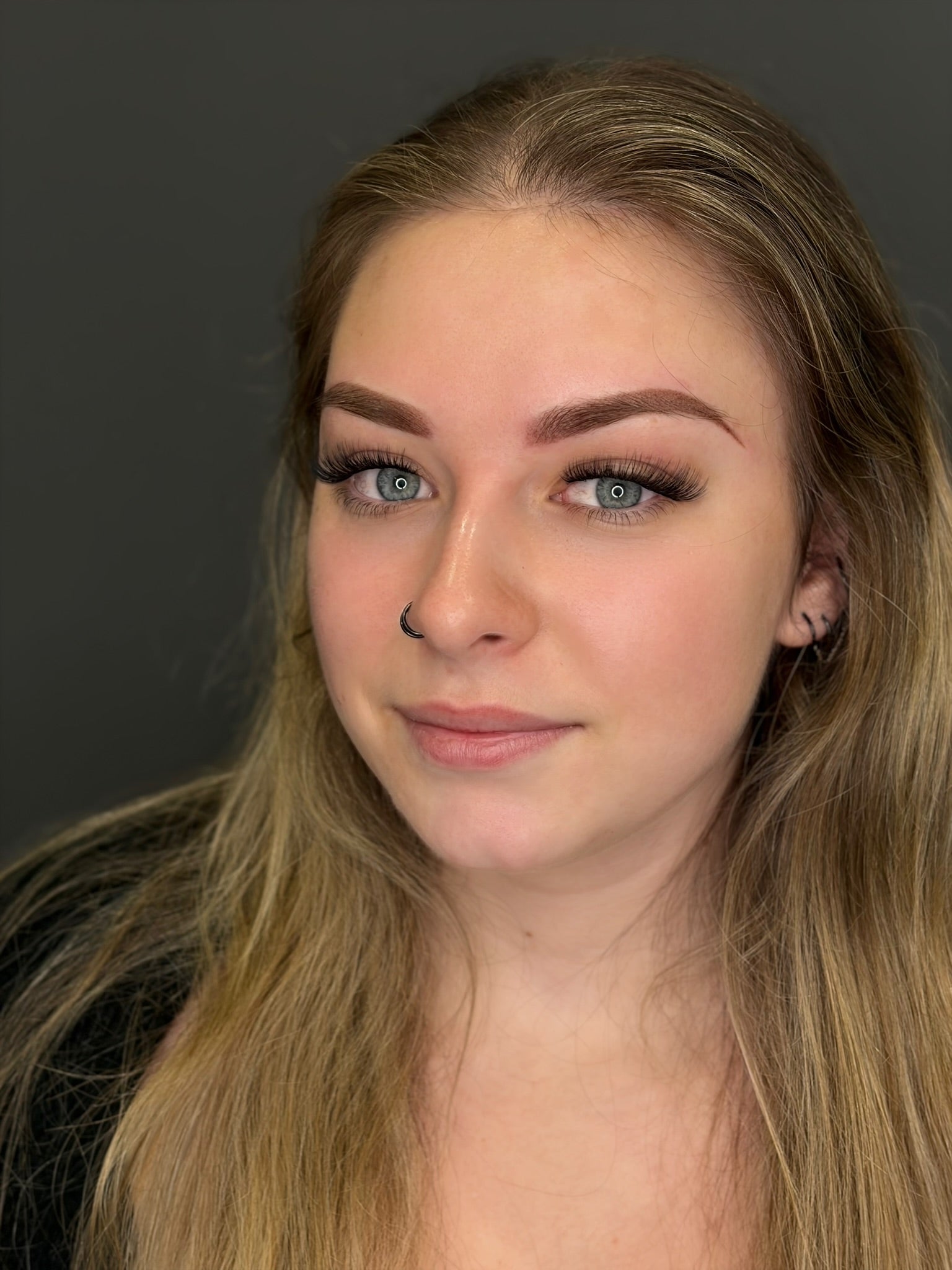 Beautiful after powder brow application to fill in the brows in a soft powder look